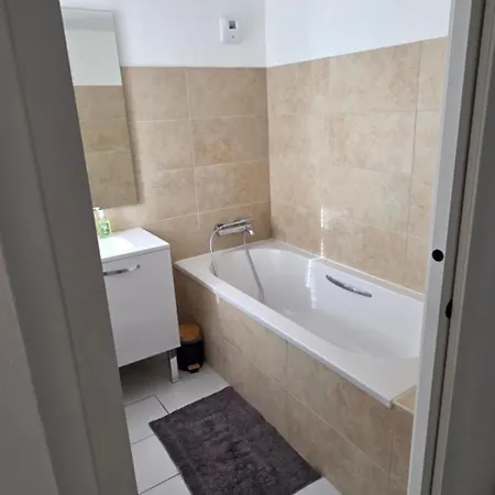Maison Climatisee, 3 8 Personnes * ألبي