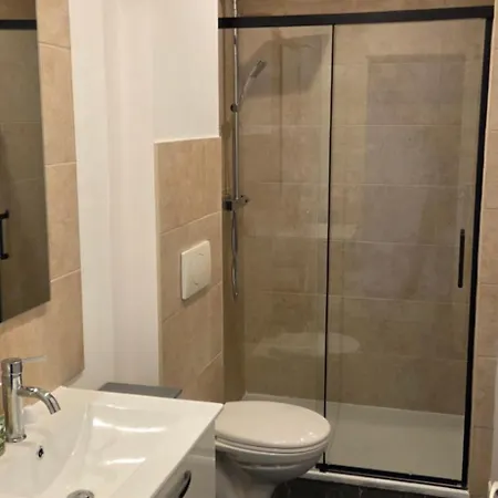 Maison Climatisee, 3 8 Personnes بيت للعطل